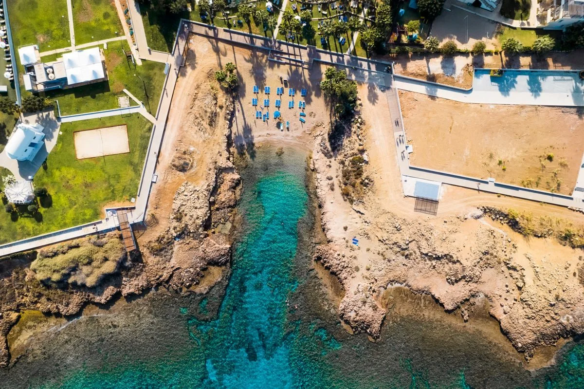 Pogled na modro obalo in plažo na Cipru