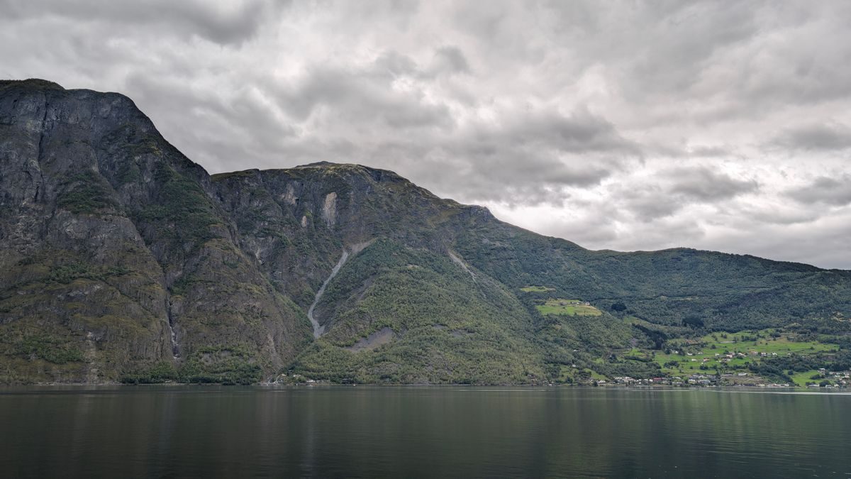 Zelena brda i miran fjord u okolini Bergena