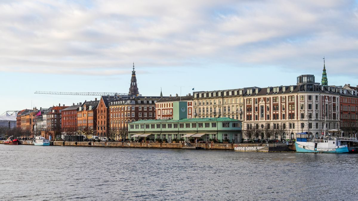 Povijesna obala Københavna s mirnom vodom i nordijskom arhitekturom