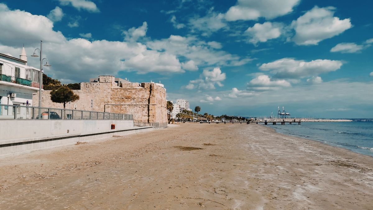 Peščena mestna plaža ob trdnjavi v Larnaci