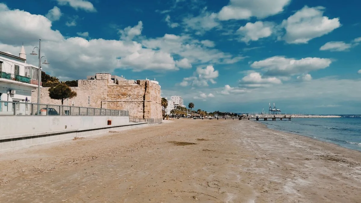 Peščena mestna plaža ob trdnjavi v Larnaci